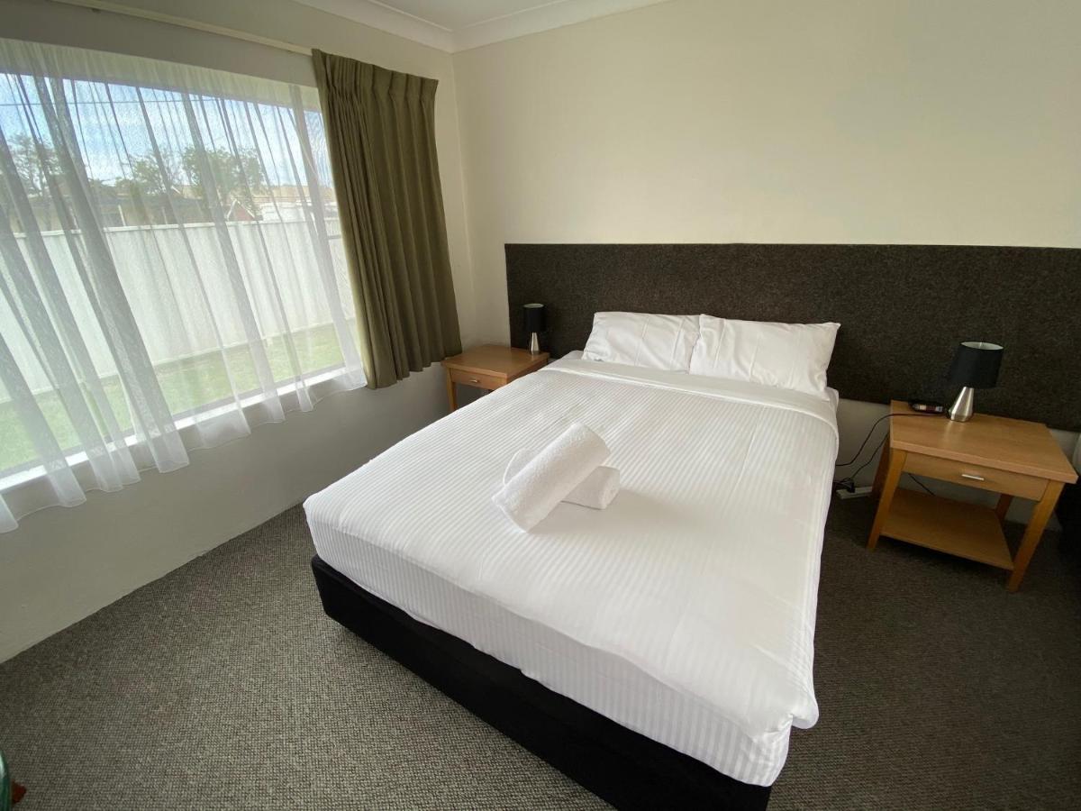 Hanging Rock Family Motel 바테만스베이 외부 사진
